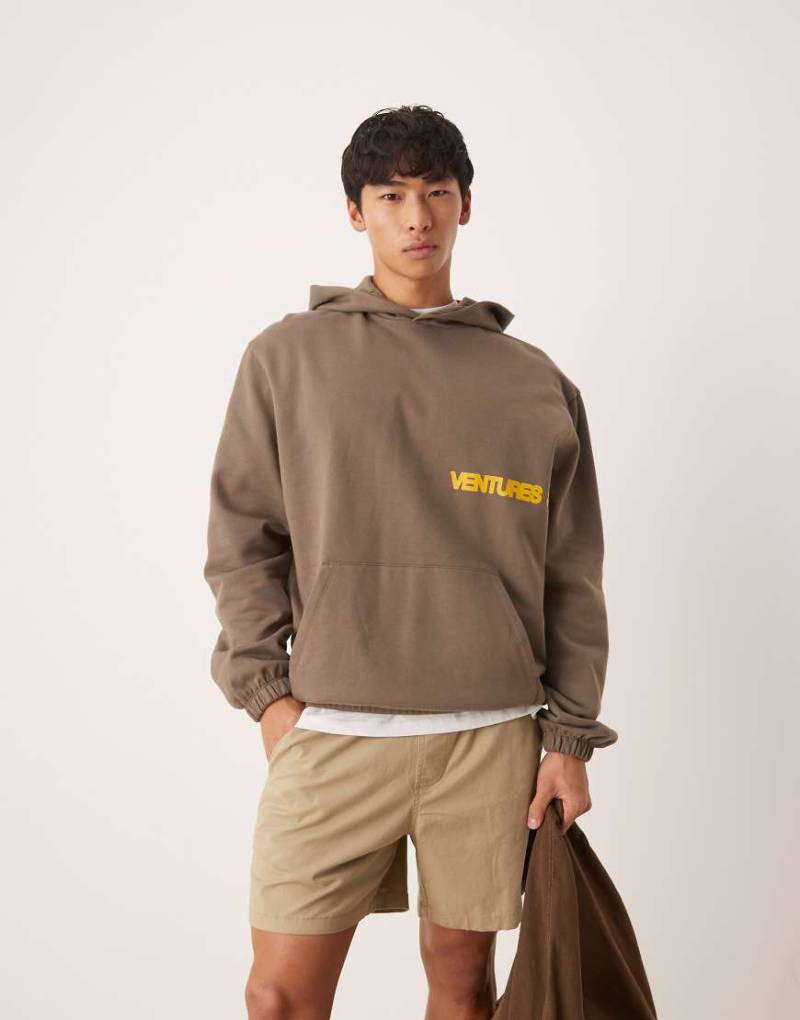 ASOS DESIGN - Kapuzenpullover in Braun mit Street-Print-Grau von ASOS DESIGN