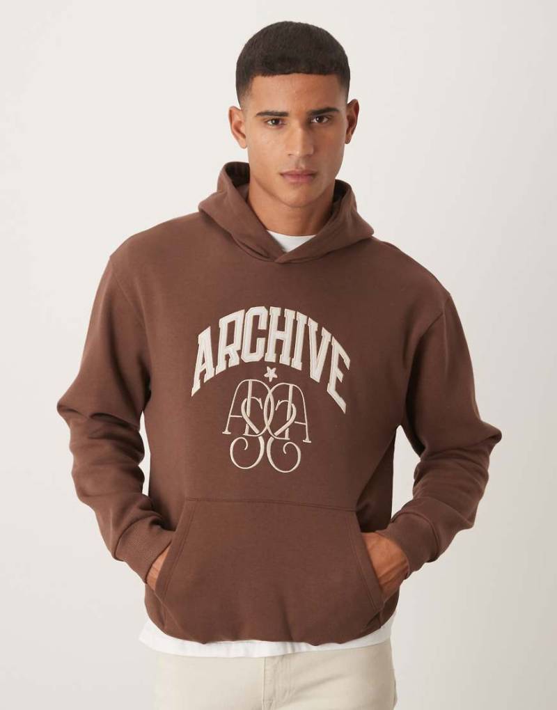 ASOS DESIGN - Kapuzenpullover in Braun mit Street-Strickerei-Brown von ASOS DESIGN