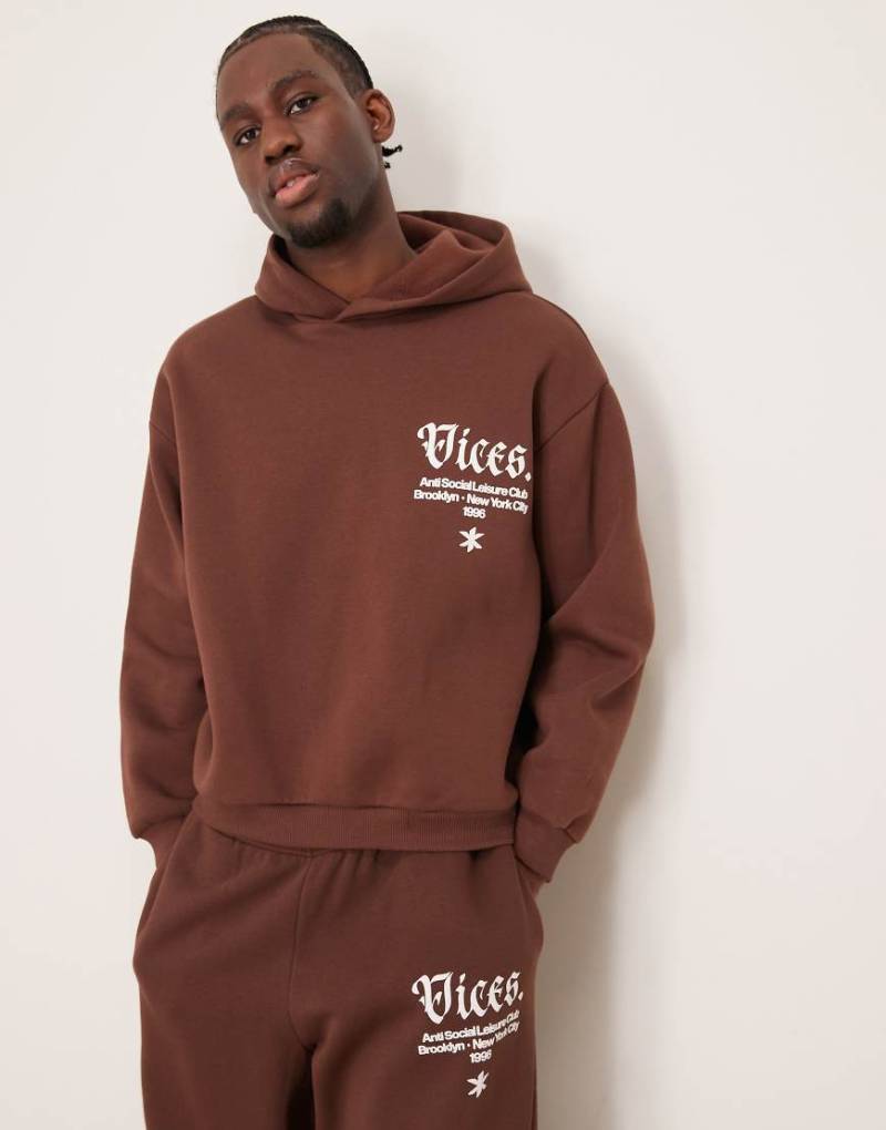 ASOS DESIGN - Kapuzenpullover in Braun mit extremer Oversize-Passform sowie Print auf Brust und Kapuze, Kombiteil von ASOS DESIGN