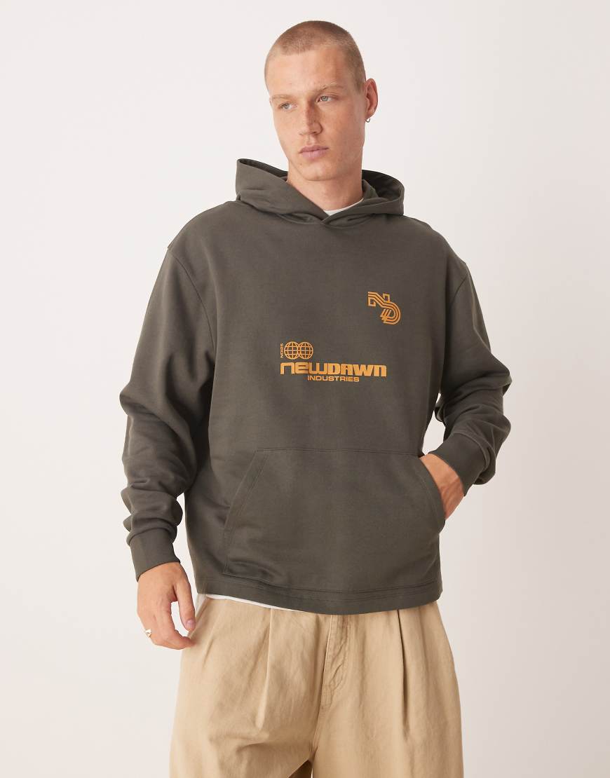 ASOS DESIGN - Kapuzenpullover in Braun mit sportlichem Print und überschnittener Schulter von ASOS DESIGN