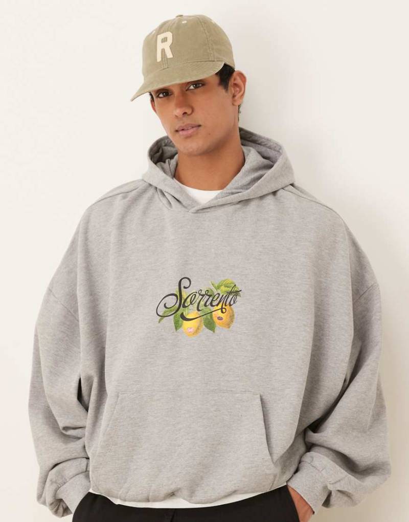 ASOS DESIGN - Kapuzenpullover in Grau meliert mit extremer Oversize-Passform und Souvenir-Prints von ASOS DESIGN