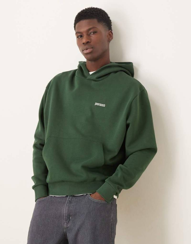 ASOS DESIGN - Kapuzenpullover in Grün mit Print von ASOS DESIGN