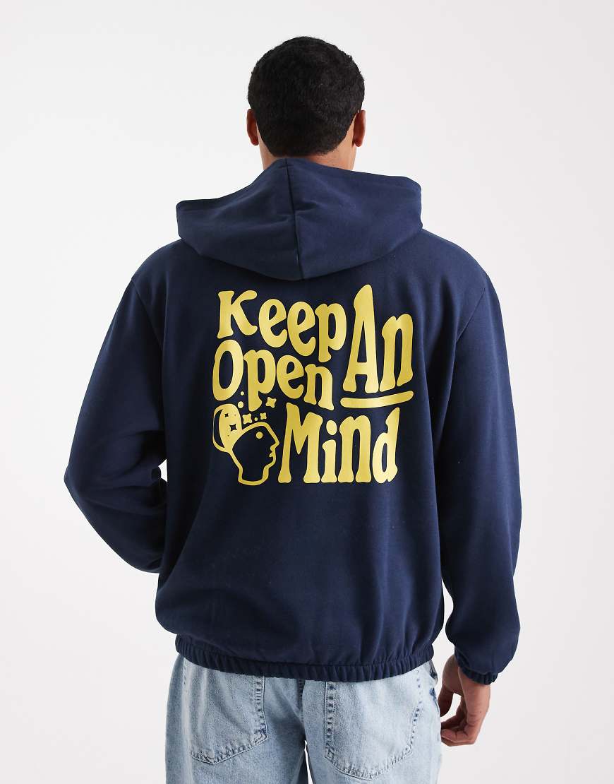 ASOS DESIGN - Kapuzenpullover in Marineblau mit Rückenprint von ASOS DESIGN