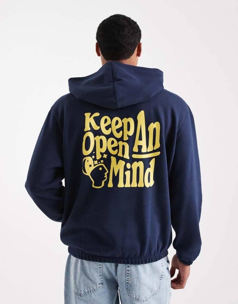 ASOS DESIGN - Kapuzenpullover in Marineblau mit Rückenprint von ASOS DESIGN