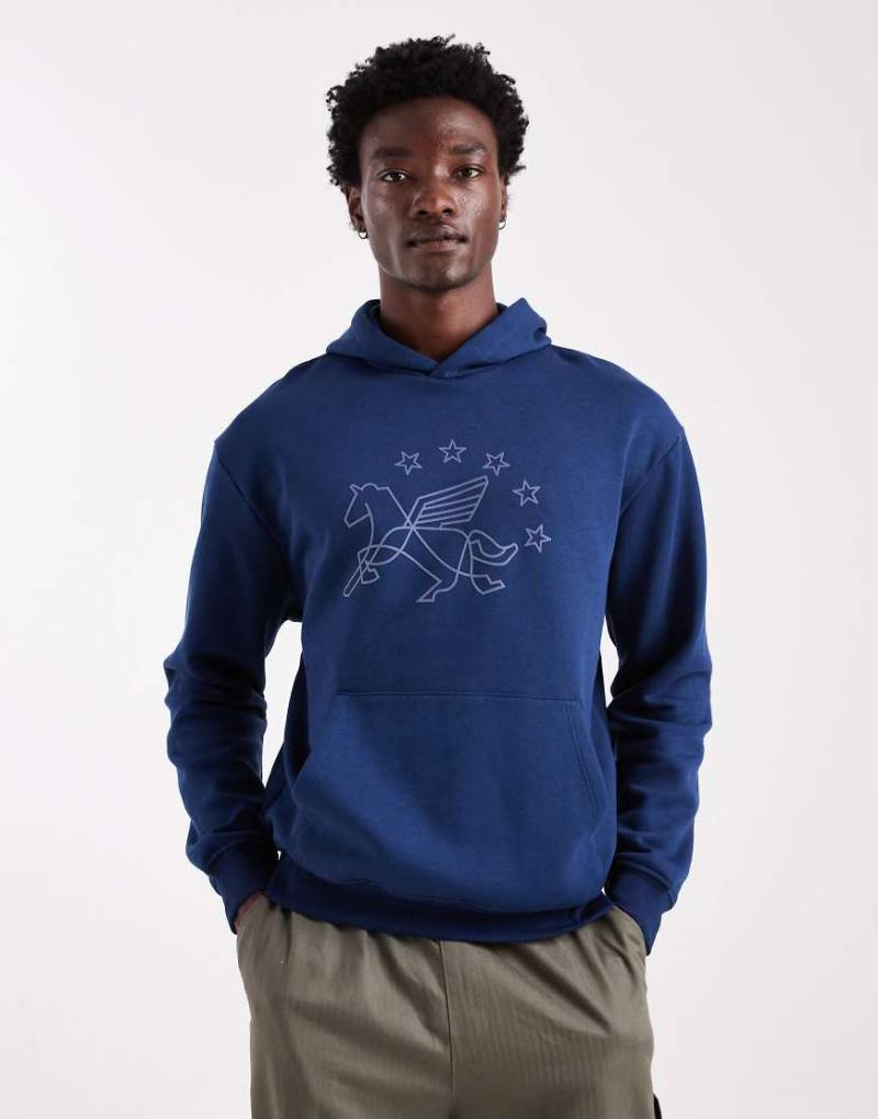ASOS DESIGN - Kapuzenpullover in Marineblau mit gummiertem Sportprint von ASOS DESIGN