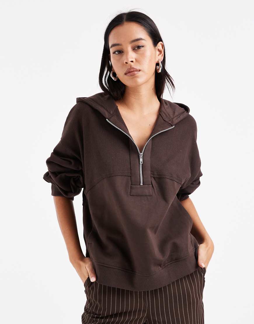 ASOS DESIGN - Kapuzenpullover in Schokobraun mit Ziernähten und Einsatz mit Waffelstruktur-Brown von ASOS DESIGN