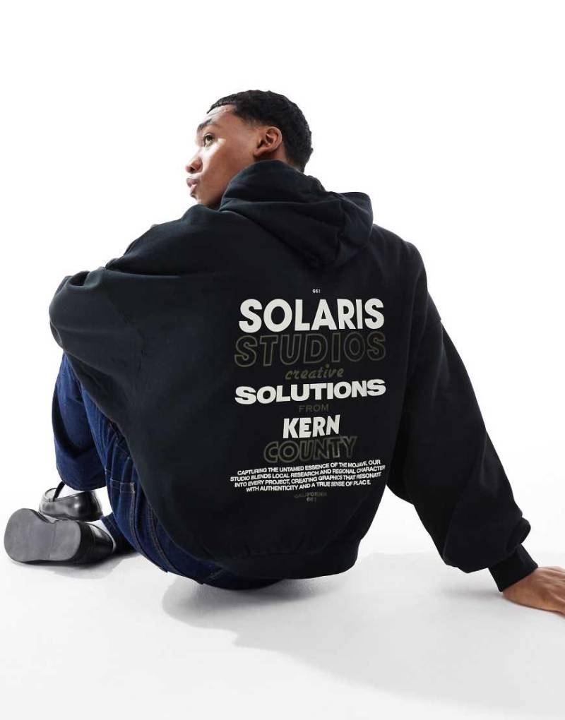 ASOS DESIGN - Kapuzenpullover in Schwarz mit Print auf Brust und Rücken und extremer Oversize-Passform von ASOS DESIGN