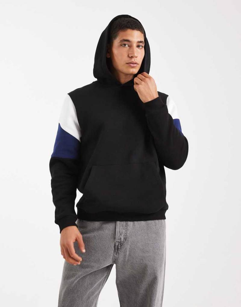 ASOS DESIGN - Kapuzenpullover in Schwarz mit abgenähten Einsätzen von ASOS DESIGN