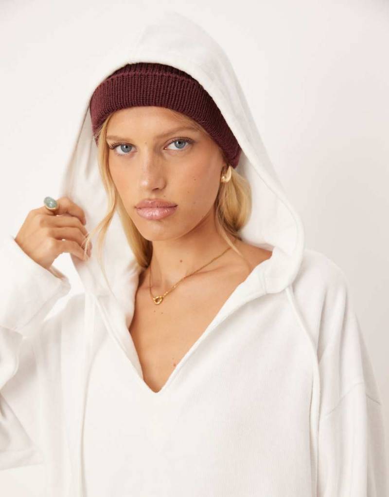 ASOS DESIGN - Superweicher Kapuzenpullover in Winterweiß mit umgeschlagenen Bündchen von ASOS DESIGN