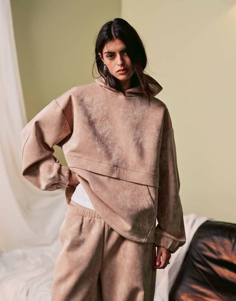 ASOS DESIGN - Kapuzenpullover in glänzender Neopren-Optik in Beige, Kombiteil-Neutral von ASOS DESIGN