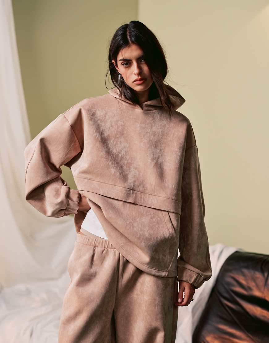 ASOS DESIGN - Kapuzenpullover in glänzender Neopren-Optik in Beige, Kombiteil-Neutral ASOS DESIGN - Kapuzenpullover in glänzender Neopren-Optik in Beige, Kombiteil-Neutral von ASOS DESIGN