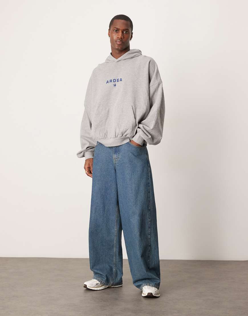 ASOS DESIGN - Kapuzenpullover in grau meliert mit Grafikprint im amerikanischen Stil und extremem Oversize-Schnitt von ASOS DESIGN