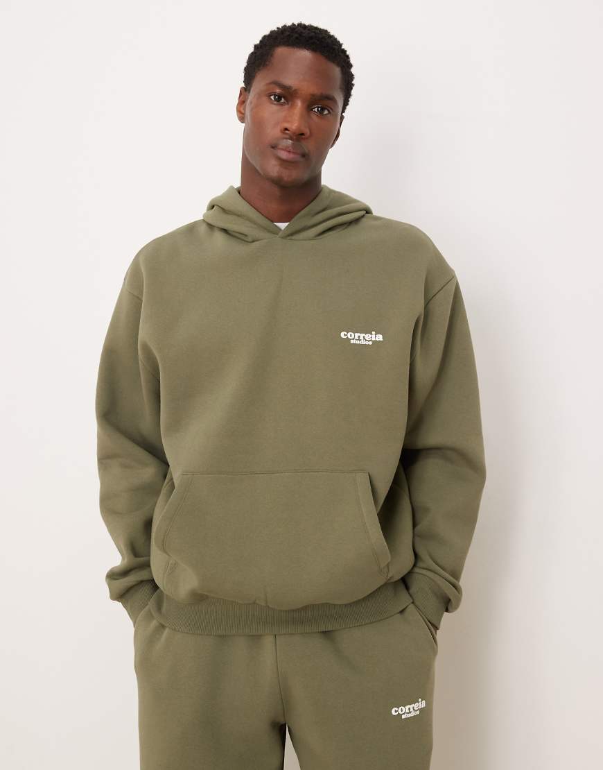 ASOS DESIGN - Kapuzenpullover in staubigem Olivgrün mit lockerer Passform und Aufdruck, Kombiteil von ASOS DESIGN