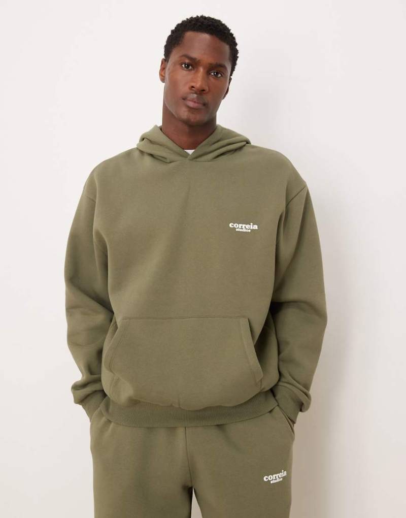 ASOS DESIGN - Kapuzenpullover in staubigem Olivgrün mit lockerer Passform und Aufdruck, Kombiteil von ASOS DESIGN