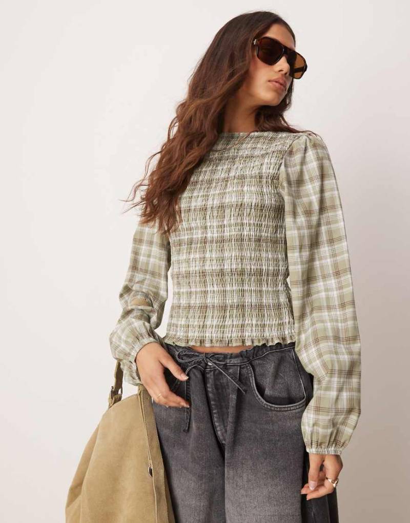 ASOS DESIGN - Karierte, gesmokte Bluse in Grün mit U-Boot-Ausschnitt-Bunt von ASOS DESIGN