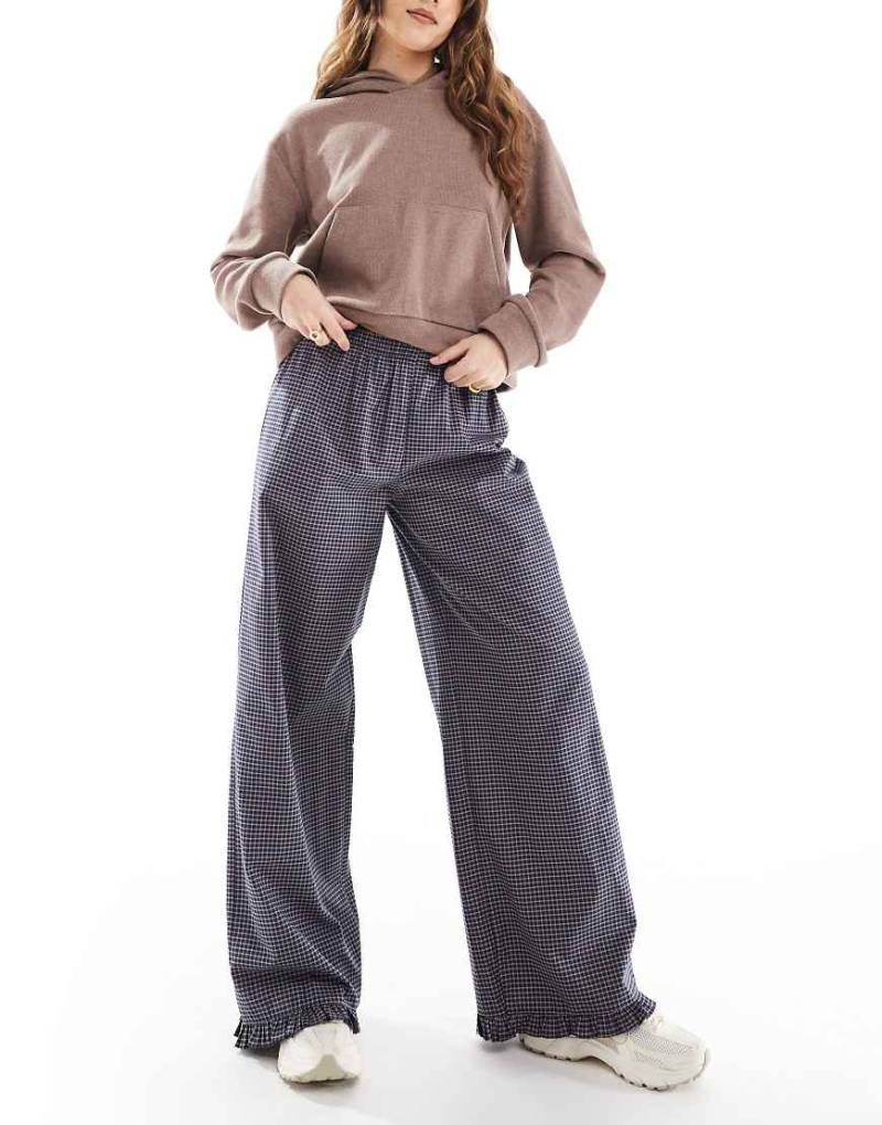 ASOS DESIGN - Karierte Hose mit weitem Bein und Rüschensaum-Bunt von ASOS DESIGN
