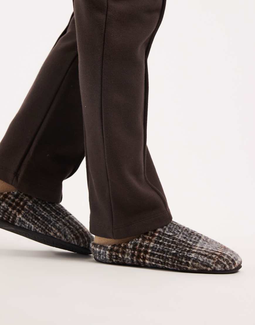 ASOS DESIGN - Karierte Mules-Hausschuhe aus angerautem Material mit Fleece-Innenfutter-Bunt ASOS DESIGN - Karierte Mules-Hausschuhe aus angerautem Material mit Fleece-Innenfutter-Bunt von ASOS DESIGN
