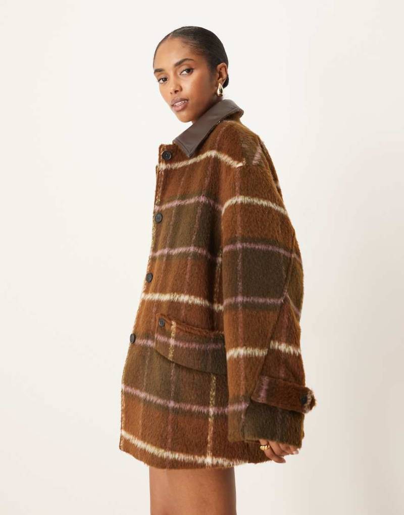 ASOS DESIGN - Karierte Oversize-Jacke in Braun mit Kragen in Leder-Optik-Bunt von ASOS DESIGN