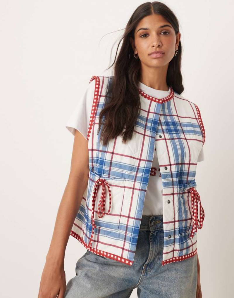 ASOS DESIGN - Karierte Steppweste in Blau mit Schleifen und Taschendetail-Bunt von ASOS DESIGN