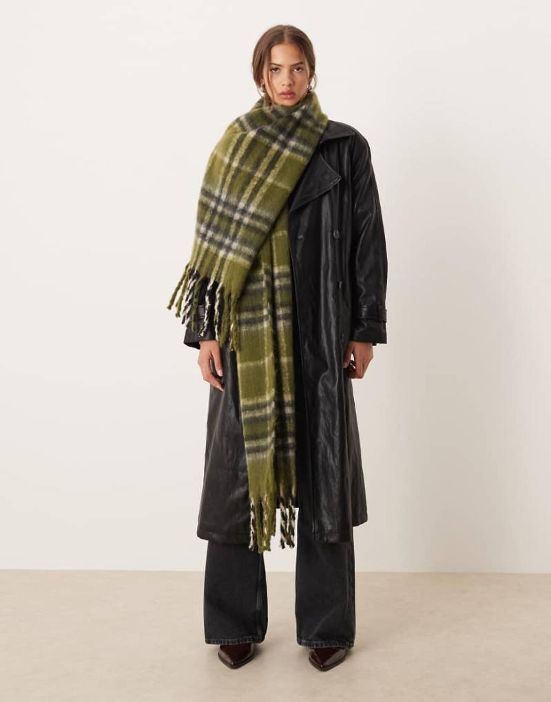 ASOS DESIGN - Karierter, gewebter Oversize-Schal in Oliv mit Fransen-Bunt von ASOS DESIGN