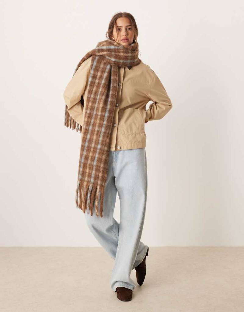 ASOS DESIGN - Karierter, gewebter Schal in Schokobraun mit Blassblau-Bunt von ASOS DESIGN