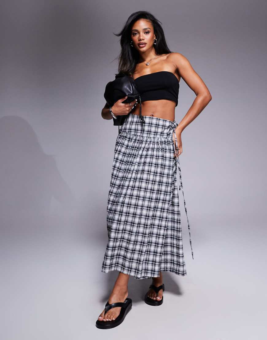 ASOS DESIGN - Karierter Midirock im Kilt-Stil mit tiefer Taille-Bunt von ASOS DESIGN