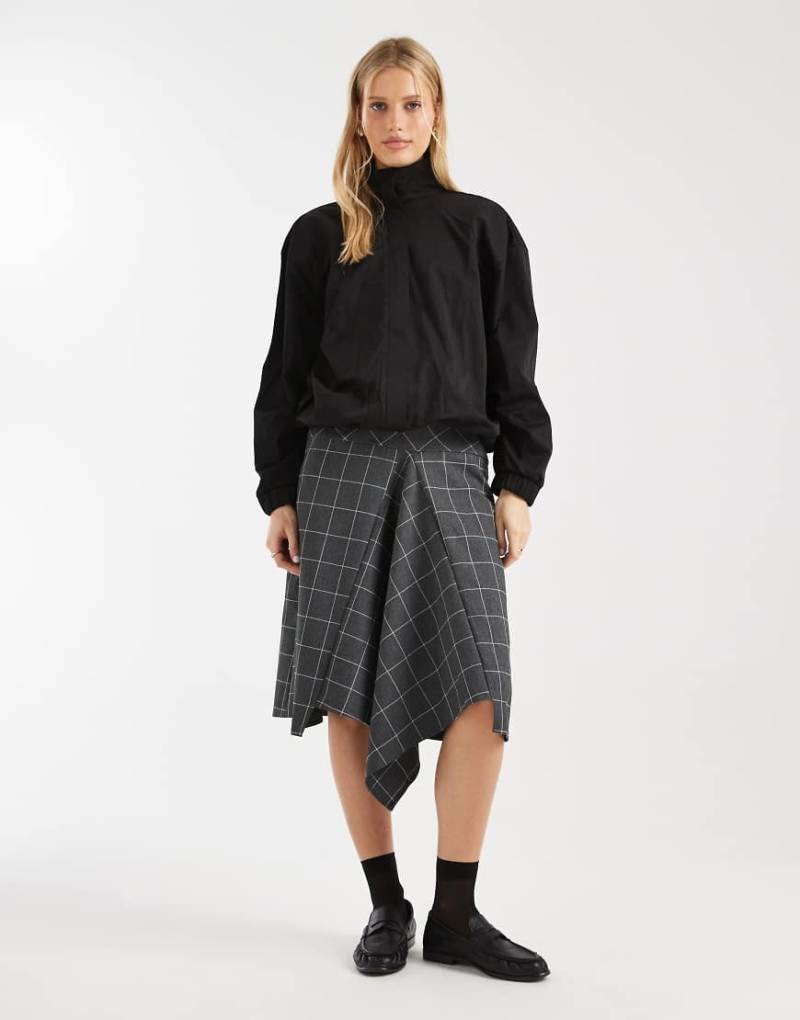 ASOS DESIGN - Karierter Midirock im Stil der 90er mit asymmetrischem Saum-Bunt von ASOS DESIGN