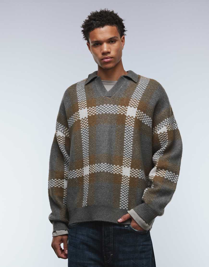 ASOS DESIGN - Karierter Oversize-Strickpullover in Grau mit eingekerbtem Ausschnitt und Polo-Kragen von ASOS DESIGN