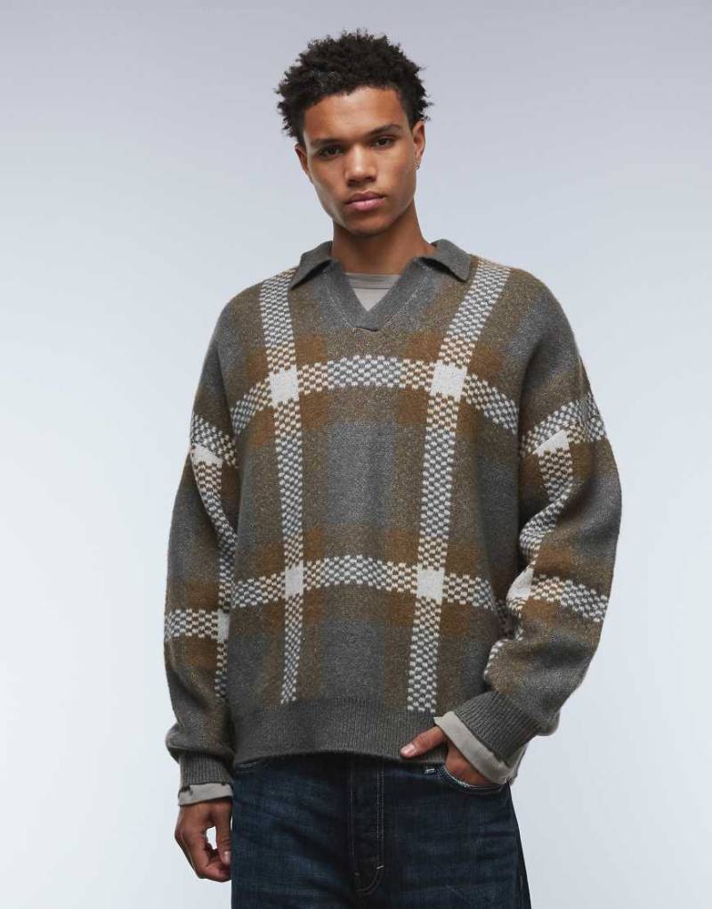ASOS DESIGN - Karierter Oversize-Strickpullover in Grau mit eingekerbtem Ausschnitt und Polo-Kragen von ASOS DESIGN