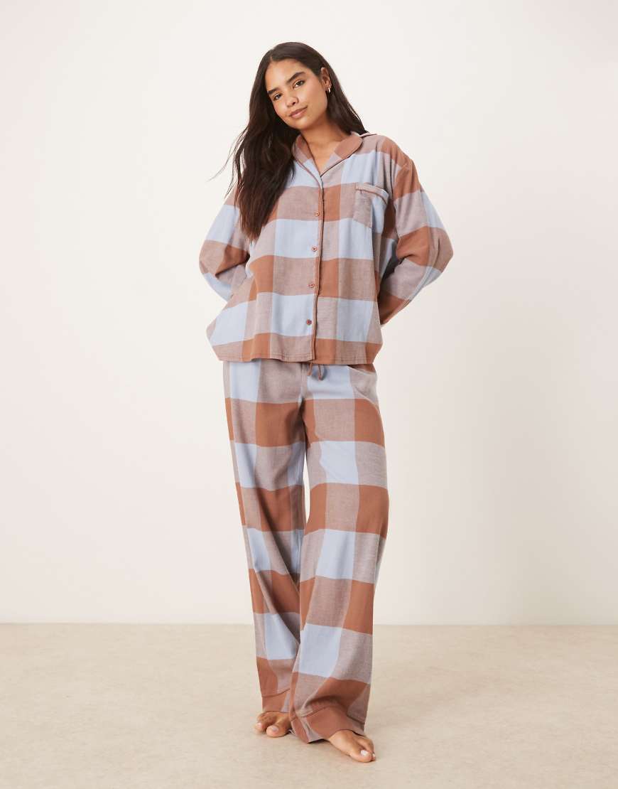 ASOS DESIGN - Karierter Pyjama aus angerautem Webstoff in Braun und Blau, aus Oversize-Hemd und Hose-Bunt von ASOS DESIGN