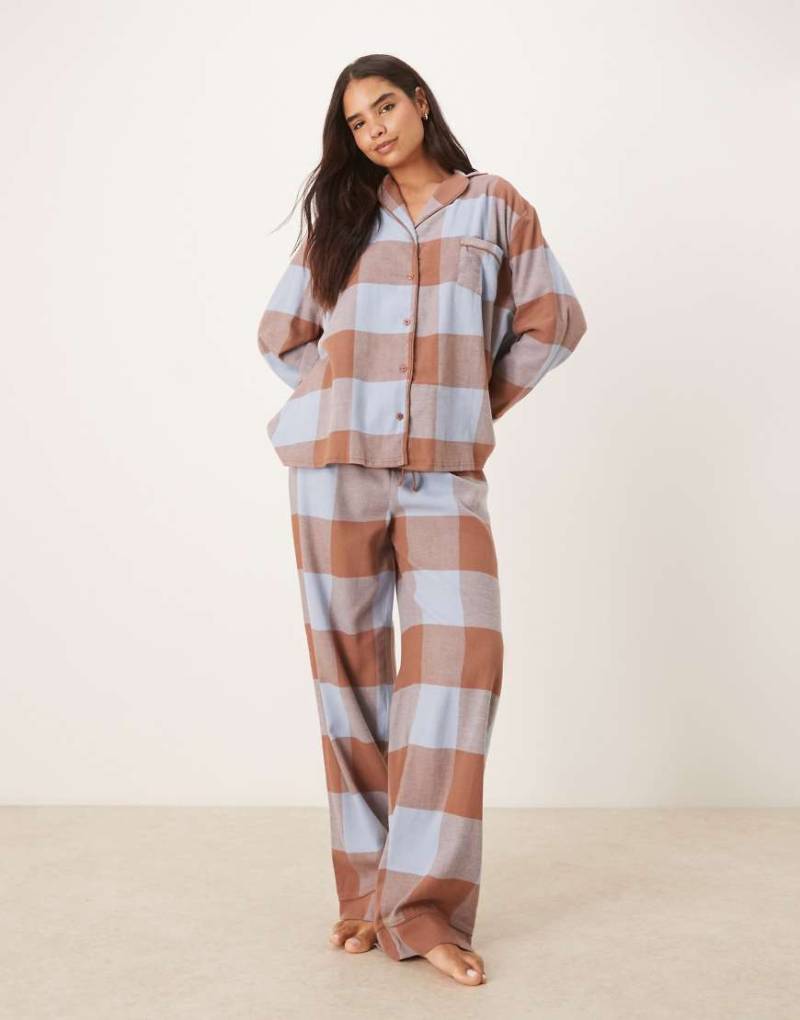 ASOS DESIGN - Karierter Pyjama aus angerautem Webstoff in Braun und Blau, aus Oversize-Hemd und Hose-Bunt von ASOS DESIGN