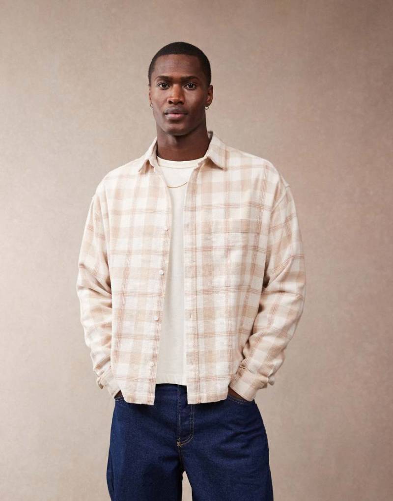 ASOS DESIGN - Kariertes, strukturiertes Boxy Fit Oversize-Hemd in neutralen Farben im 90er-Look von ASOS DESIGN
