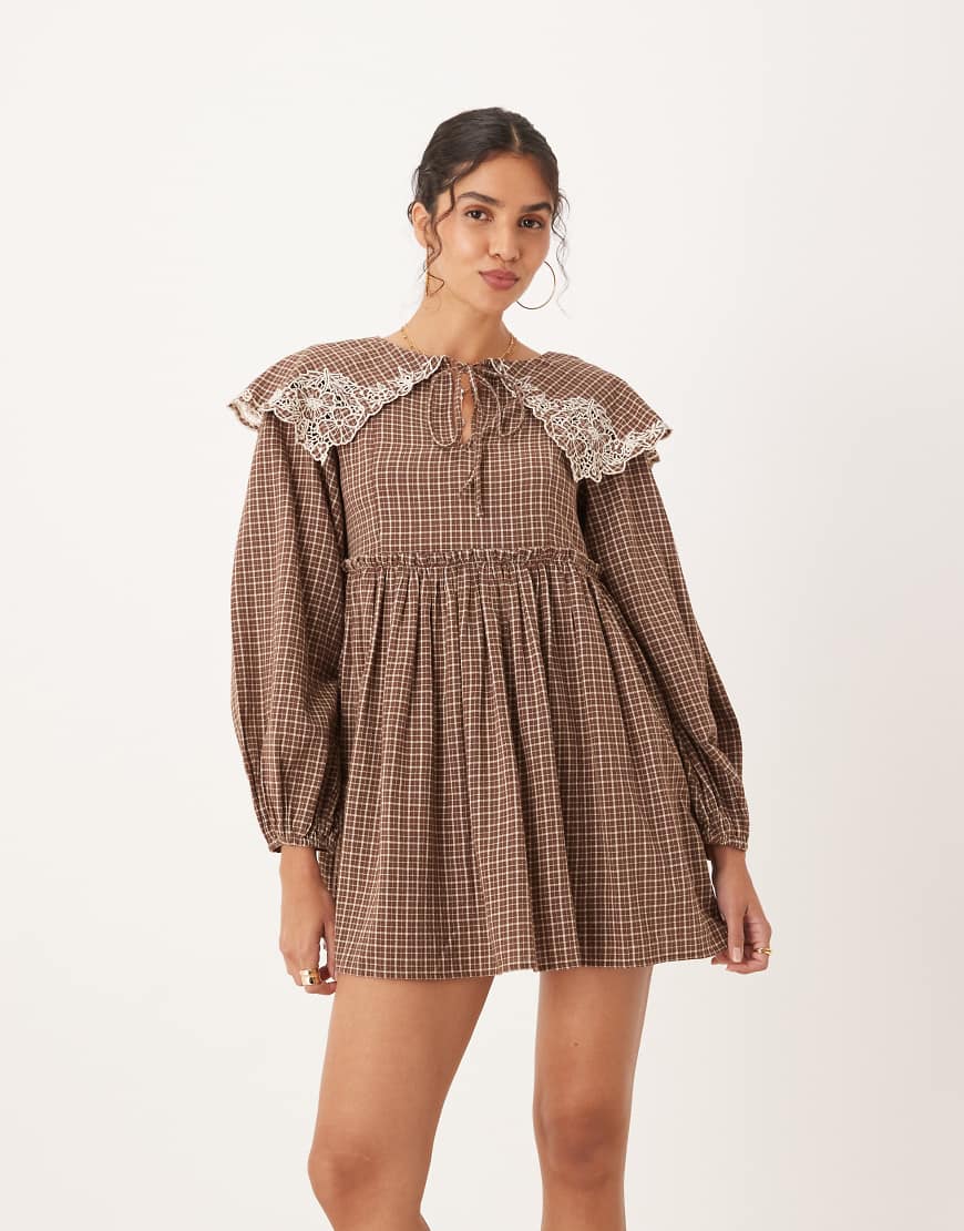 ASOS DESIGN - Kariertes Hänger-Minikleid in Hellbraun mit Oversize-Kragen und Spitzen-Besatz-Bunt von ASOS DESIGN