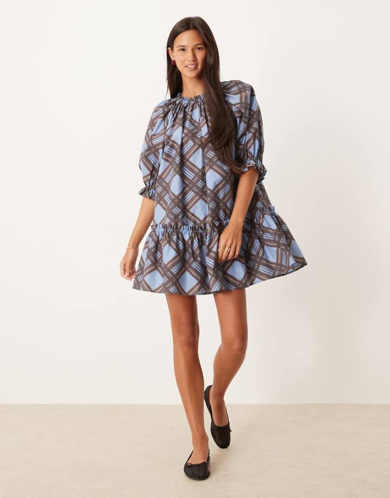 ASOS DESIGN - Kariertes Hängerkleid in Braun-Blau mit Schößchensaum-Bunt von ASOS DESIGN
