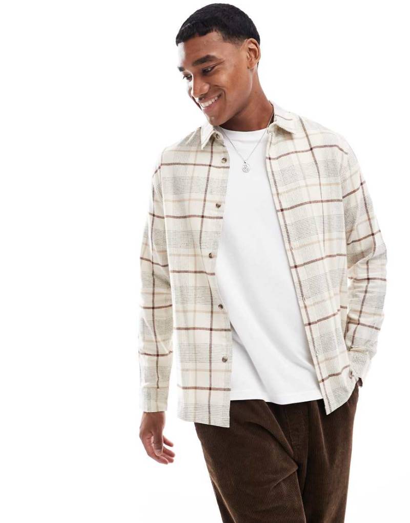 ASOS DESIGN - Kariertes Regular-Fit-Hemd in neutralem Farbton mit Aufnäher von ASOS DESIGN