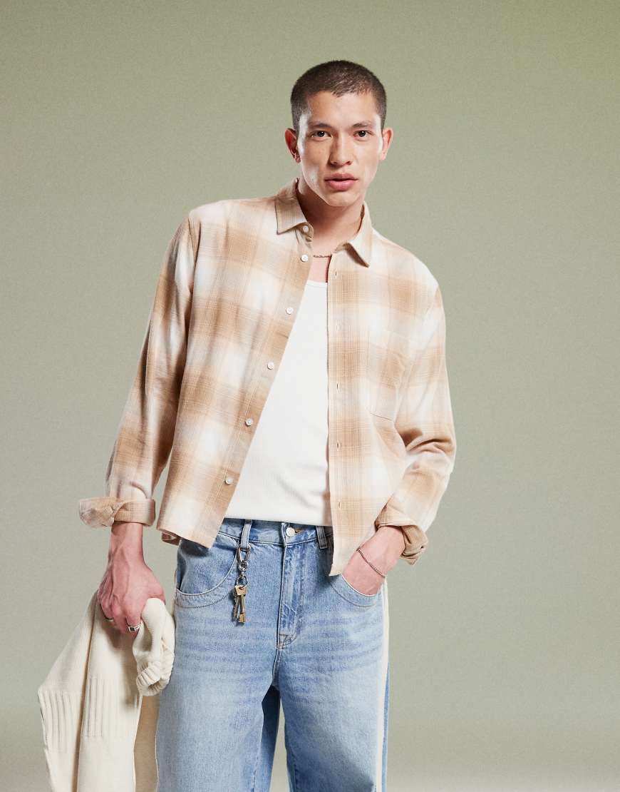 ASOS DESIGN - Kariertes Hemd in Neutral mit kastigem Schnitt in regulärer Passform von ASOS DESIGN