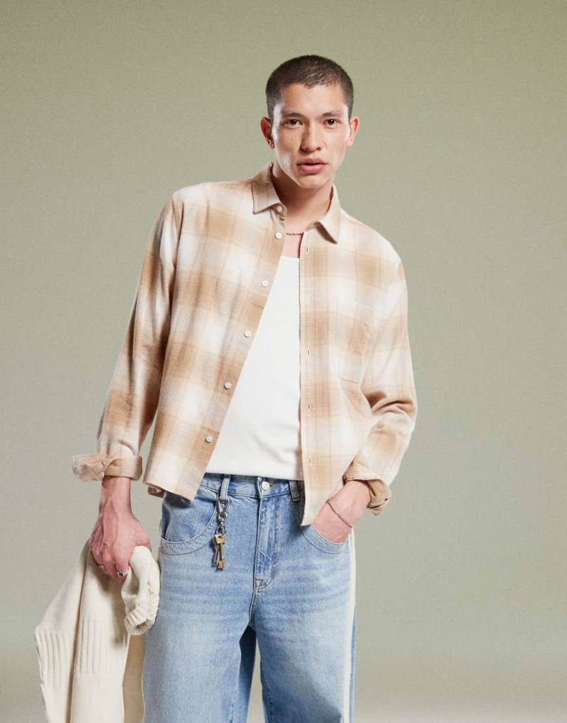 ASOS DESIGN - Kariertes Hemd in Neutral mit kastigem Schnitt in regulärer Passform von ASOS DESIGN
