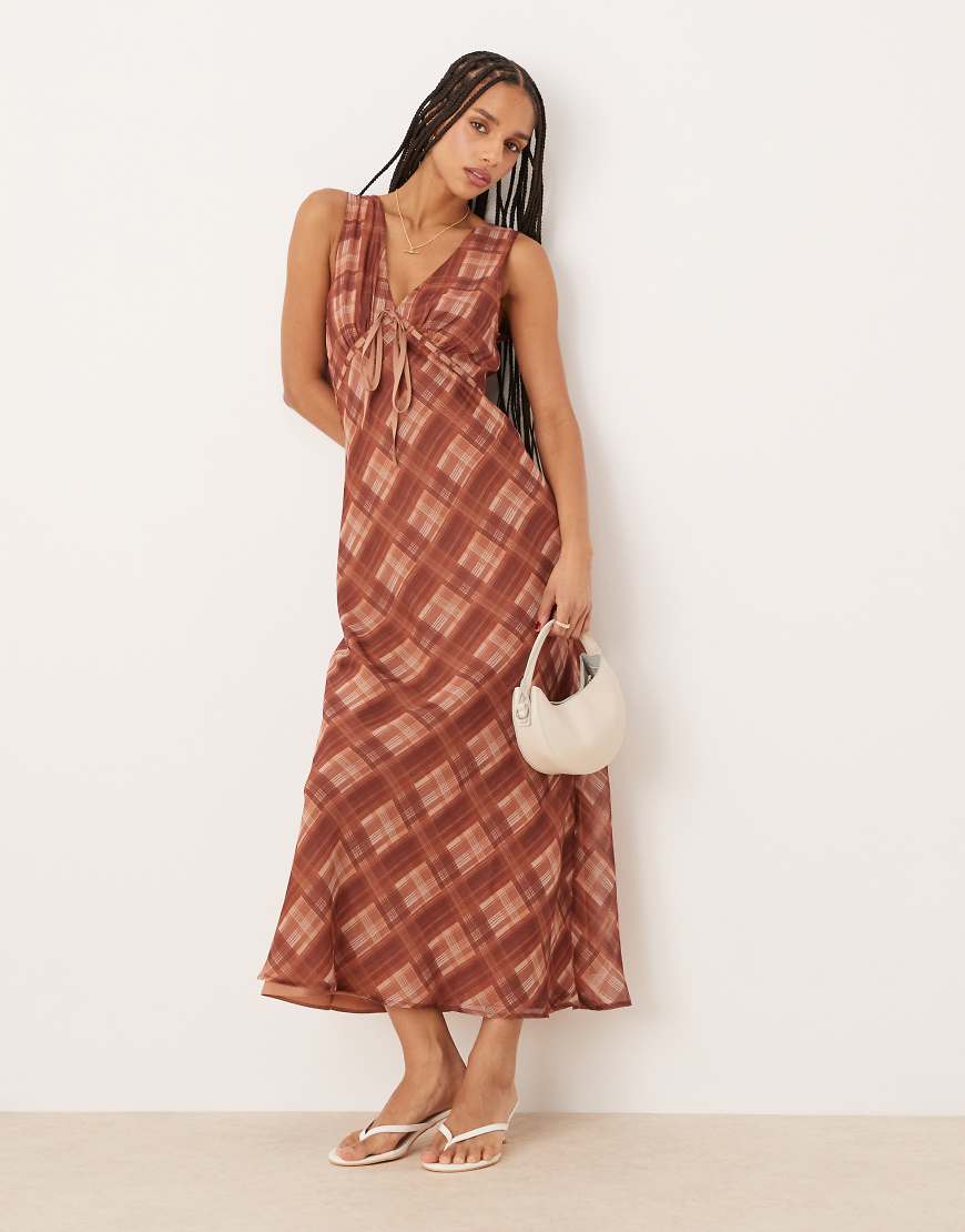 ASOS DESIGN - Kariertes Midi-Trägerkleid mit V-Ausschnitt und Bindedetail an der Brust-Bunt von ASOS DESIGN