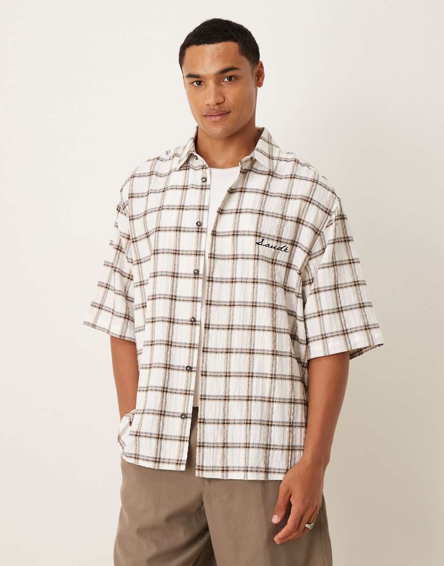 ASOS DESIGN - Kariertes Oversize-Hemd in Braun mit Bruststickerei ASOS DESIGN - Kariertes Oversize-Hemd in Braun mit Bruststickerei von ASOS DESIGN