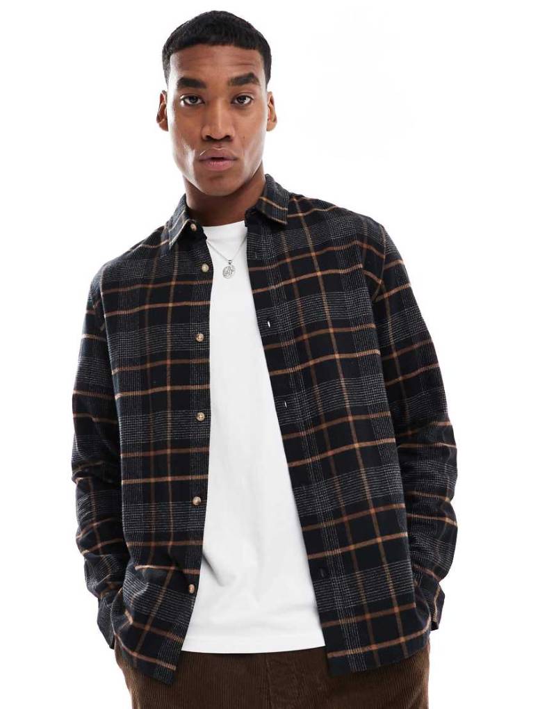 ASOS DESIGN - Kariertes Regular-Fit-Hemd in Schwarz mit Aufnäher-Neutral von ASOS DESIGN