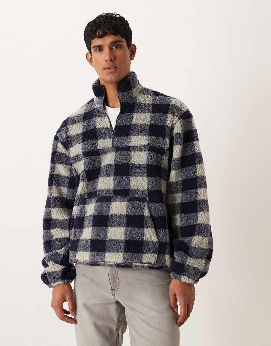 ASOS DESIGN - Kariertes Relaxed Fit Sweatshirt aus Teddyfell in Blau mit kurzem Reißverschluss ASOS DESIGN - Kariertes Relaxed Fit Sweatshirt aus Teddyfell in Blau mit kurzem Reißverschluss von ASOS DESIGN
