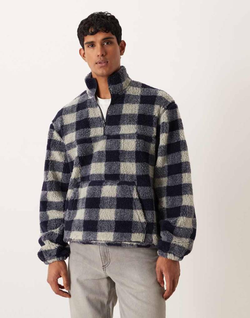 ASOS DESIGN - Kariertes Relaxed Fit Sweatshirt aus Teddyfell in Blau mit kurzem Reißverschluss von ASOS DESIGN