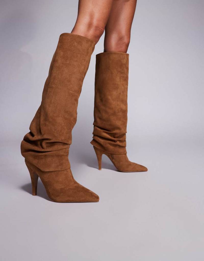 ASOS DESIGN - Carissa - Kniehohe Stiefel aus Wildlederimitat in Hellbraun mit weitem Schaft und Absatz von ASOS DESIGN