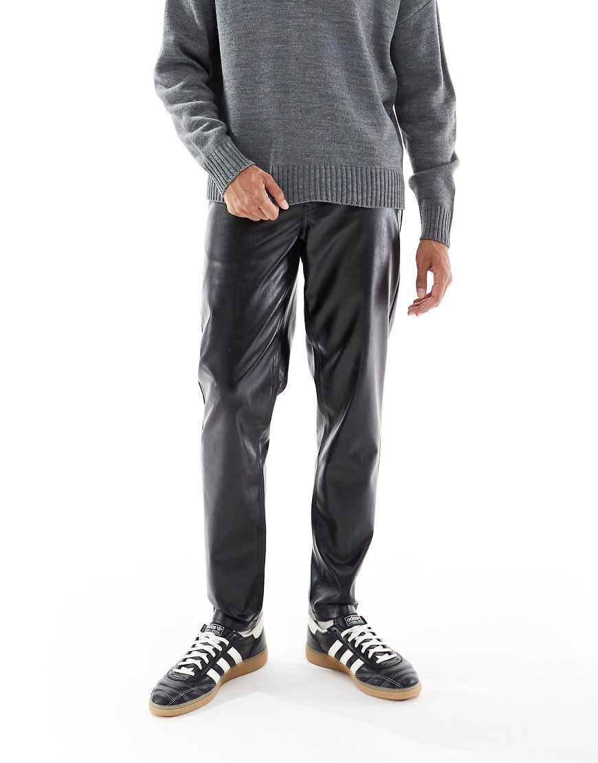 ASOS DESIGN - Karottenhose aus schwarzem Kunstleder von ASOS DESIGN
