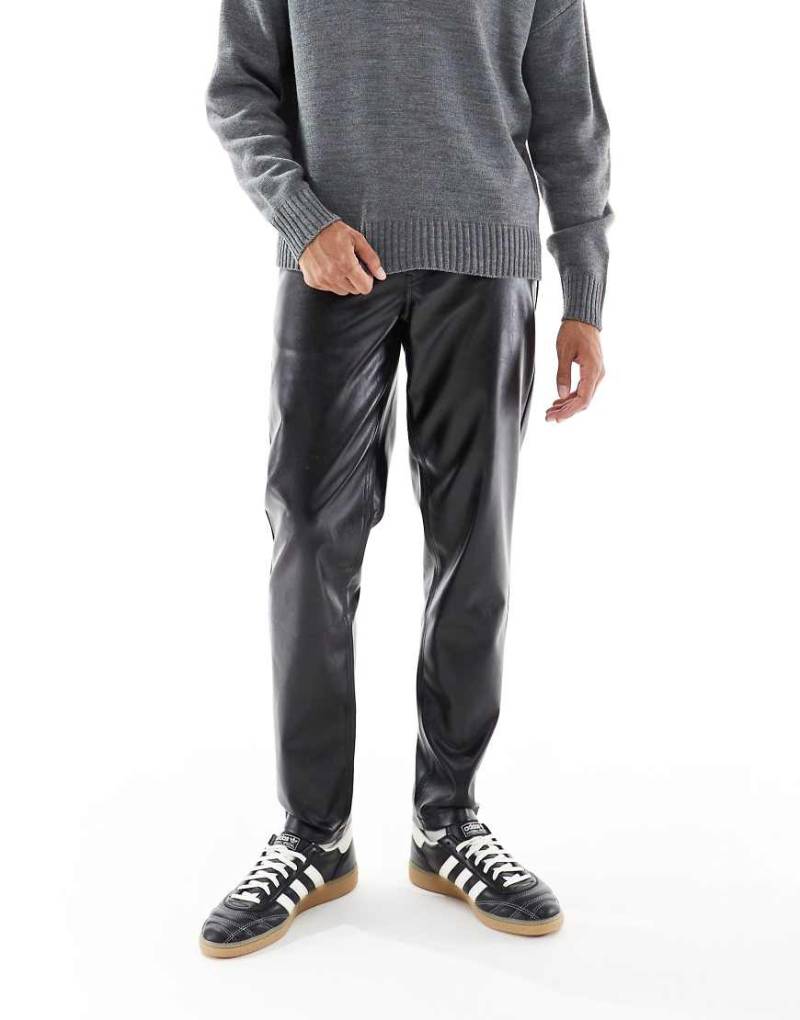 ASOS DESIGN - Karottenhose aus schwarzem Kunstleder von ASOS DESIGN