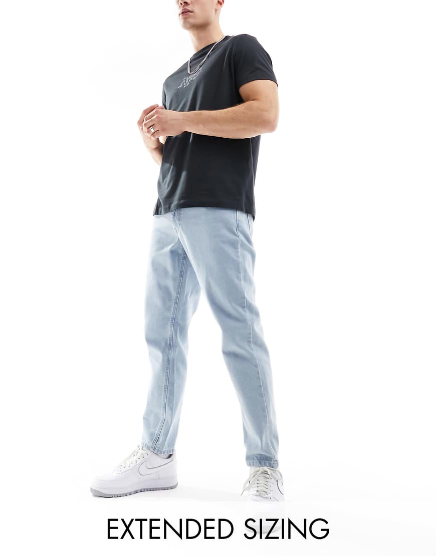 ASOS DESIGN - Karottenjeans in hellblauer Stone-Waschung-Schwarz ASOS DESIGN - Karottenjeans in hellblauer Stone-Waschung-Schwarz von ASOS DESIGN