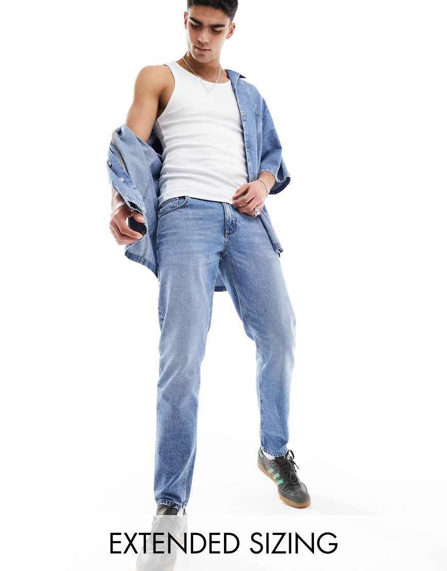 ASOS DESIGN - Karottenjeans in hellblauer Waschung von ASOS DESIGN