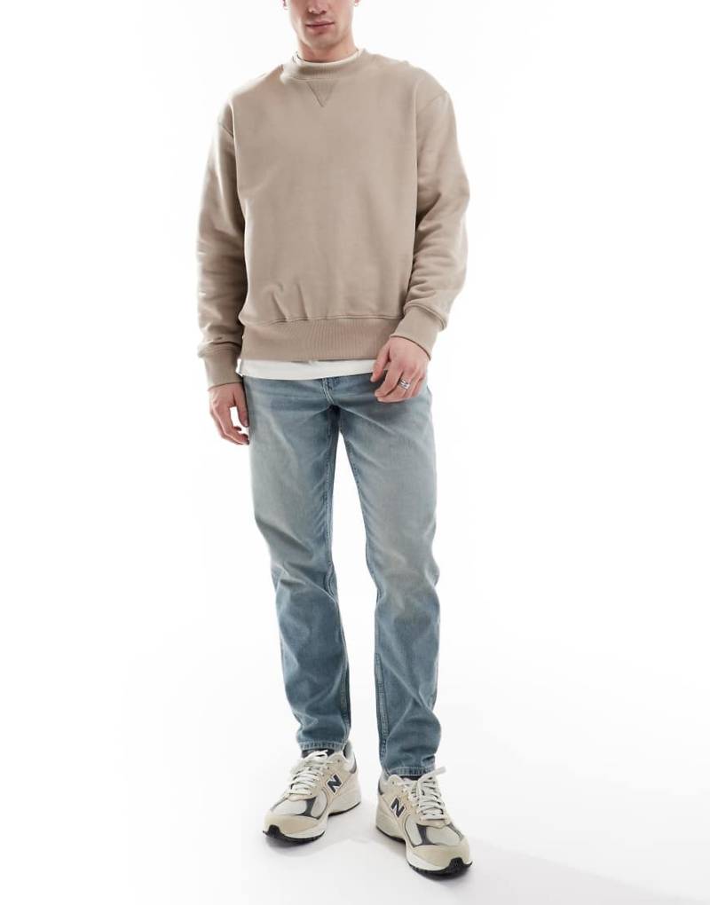 ASOS DESIGN - Karottenjeans in hellblauer Waschung von ASOS DESIGN