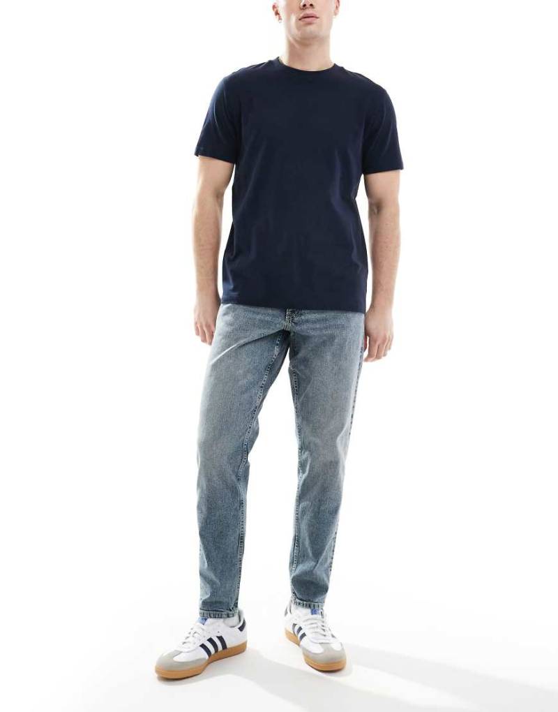 ASOS DESIGN - Karottenjeans in hellblauer Waschung von ASOS DESIGN