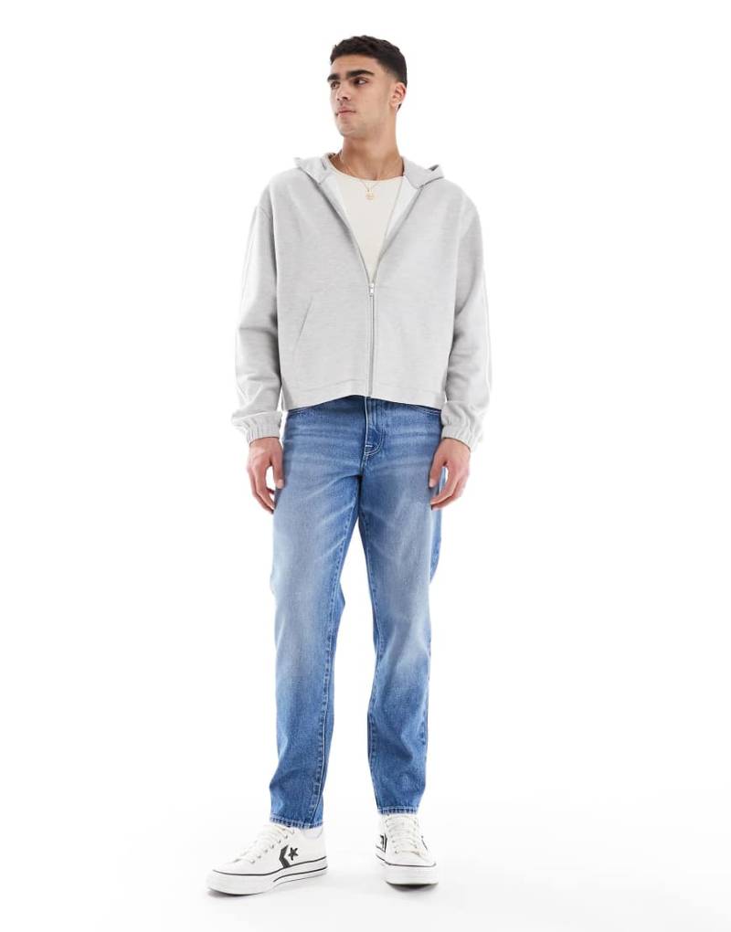 ASOS DESIGN - Karottenjeans in hellblauer Waschung von ASOS DESIGN